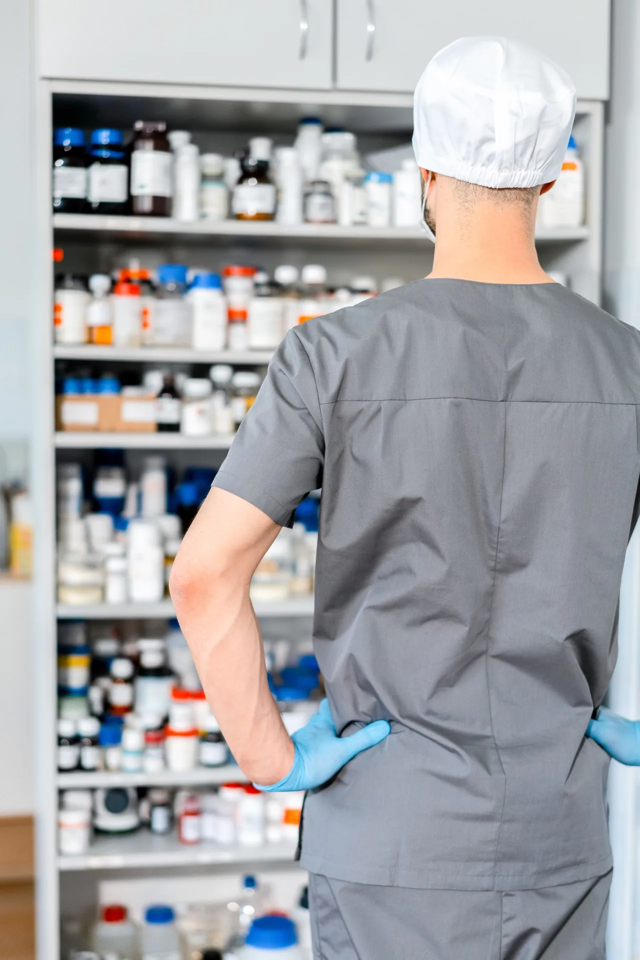 Profesional frente a un inventario de medicamentos organizado